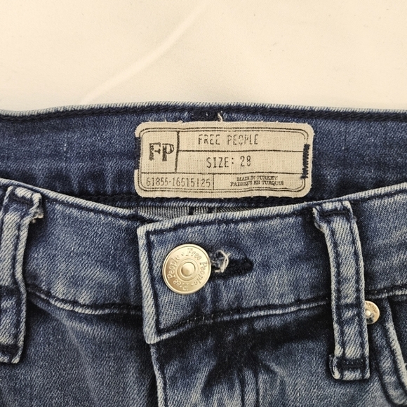 Free People Busted Knee Cropped Mid Rise Ankle Jeans in Stone Wash Sz 28 - Picture 4 of 9